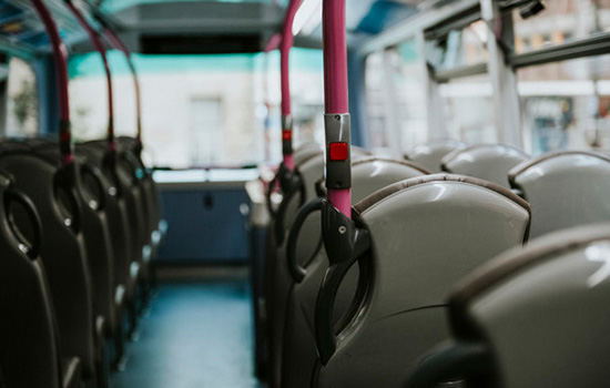 intérieur de bus par freepik, protection des barres de maintien et poignées avec film antibactérien